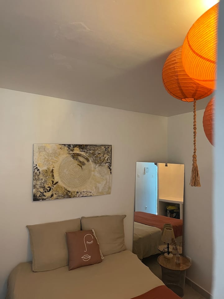 חדר שינה בצבע אוכרה, חלום של מטייל 
חדר רענן ופרטי 
לשני אנשים.
מעוצב בטוב טעם