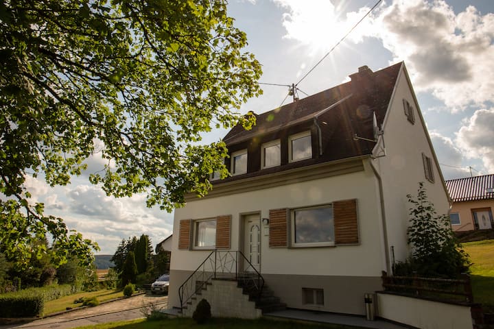Großes Ferienhaus Am Nürburgring | 5 Sz & Garten - Adenau