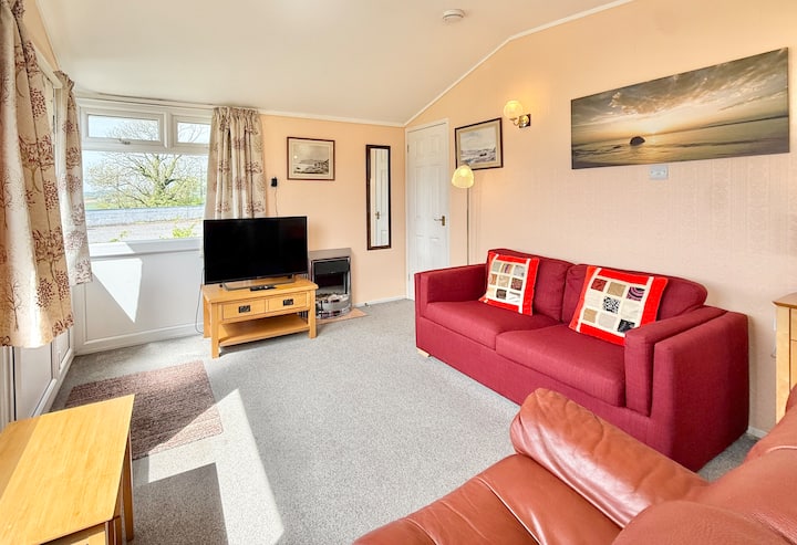 Bright Coastal Chalet Near Dartmouth | Sleeps 4 - Dartmouth