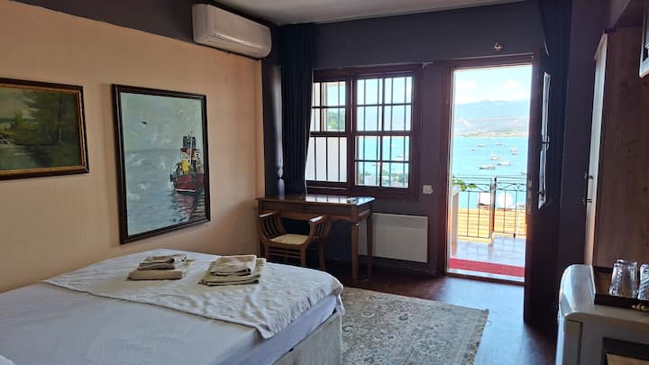 Merkeze Yakın Deniz Manzaralı Balkonlu Oda - Fethiye