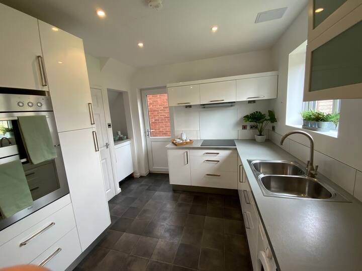 House In Guildford Close To University. - Guildford, UK