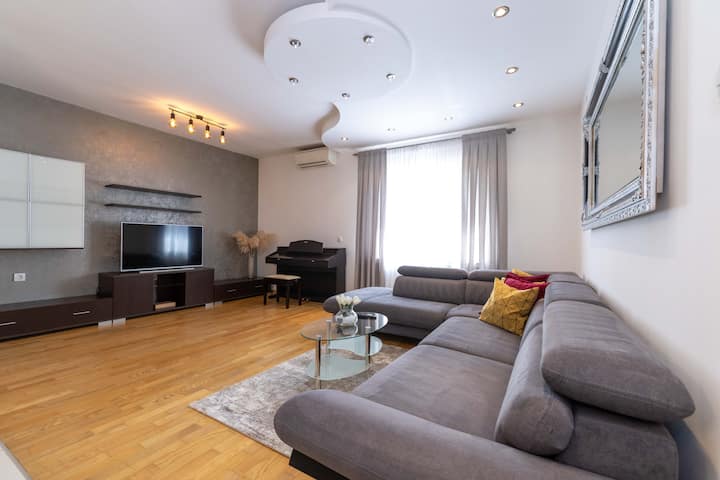 Red Home Apartment With Private Parking - Zadar