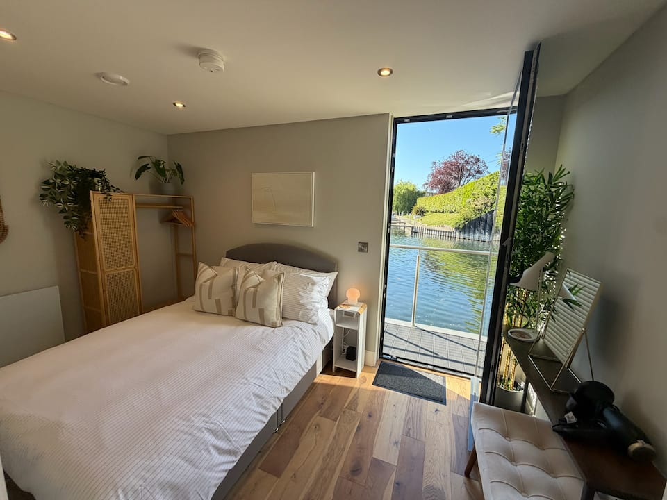 Willow Wharf, a floating home on the Thames, Chertsey, Surrey, United Kingdom, photo 6 of 10
