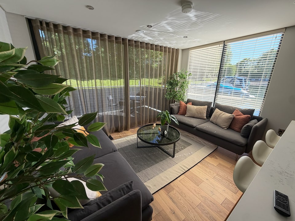 Willow Wharf, a floating home on the Thames, Chertsey, Surrey, United Kingdom, photo 1 of 10