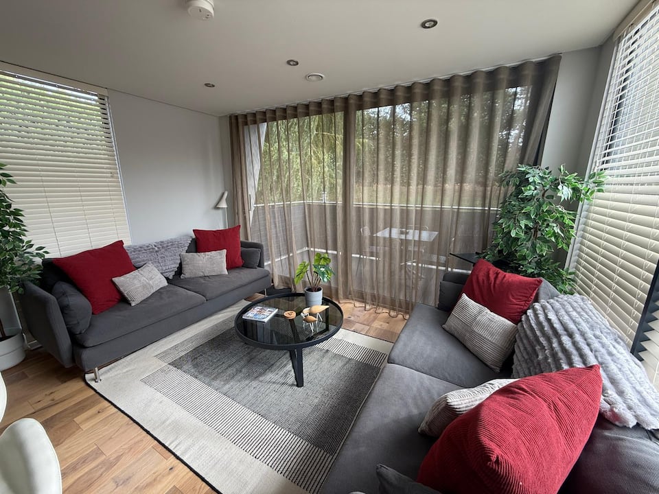 Willow Wharf, a floating home on the Thames, Chertsey, Surrey, United Kingdom, photo 4 of 10
