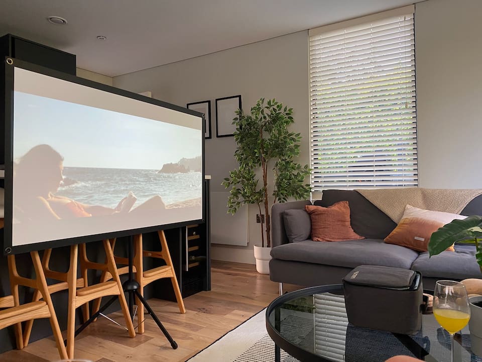 Willow Wharf, a floating home on the Thames, Chertsey, Surrey, United Kingdom, photo 2 of 10