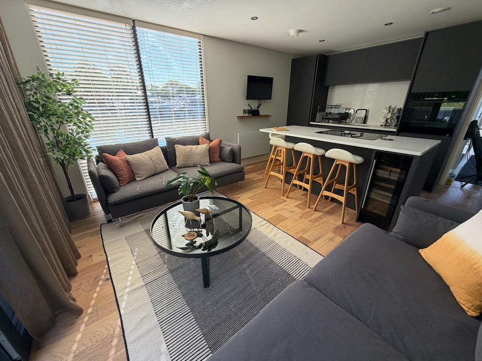 Willow Wharf, a floating home on the Thames, Chertsey, Surrey, United Kingdom, photo 5 of 10
