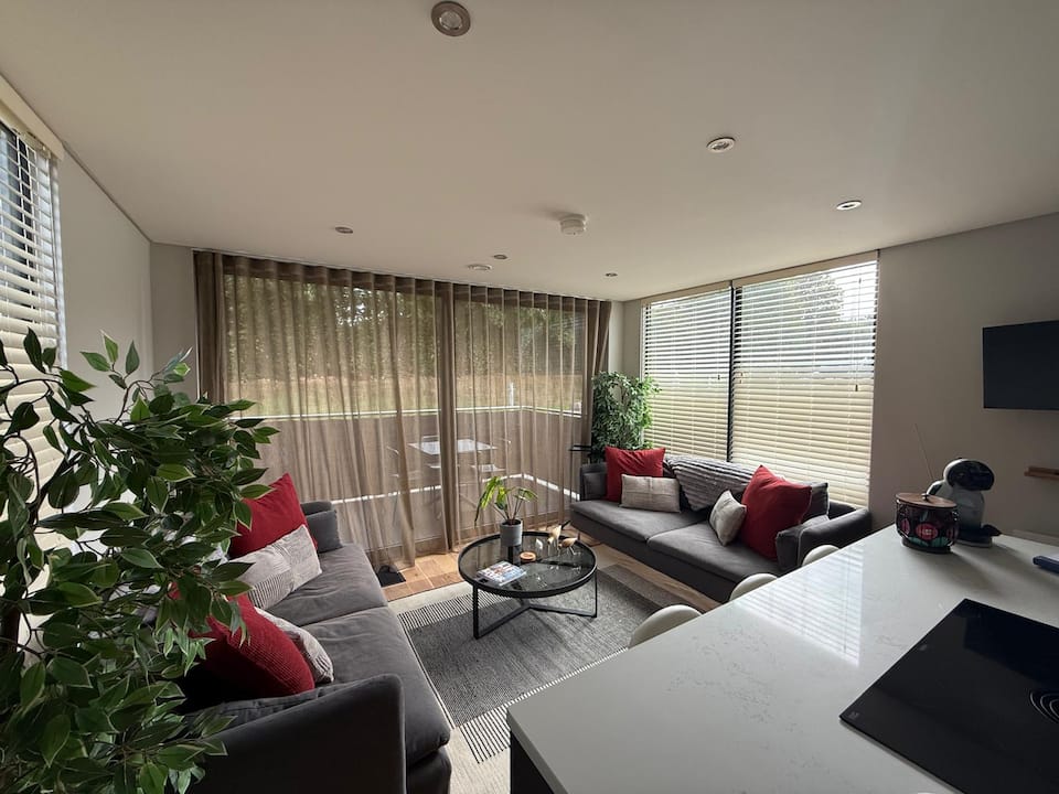 Willow Wharf, a floating home on the Thames, Chertsey, Surrey, United Kingdom, photo 8 of 10