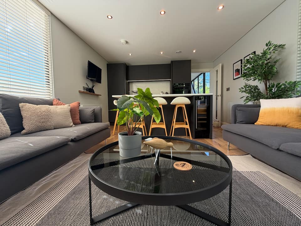 Willow Wharf, a floating home on the Thames, Chertsey, Surrey, United Kingdom, photo 3 of 10