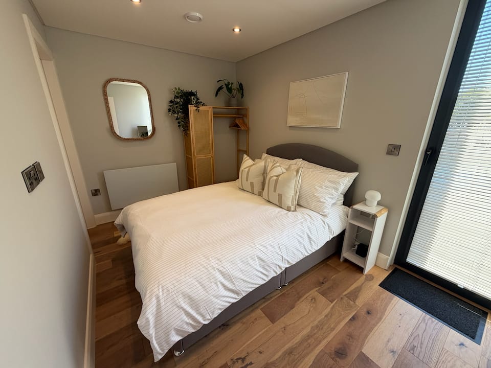 Willow Wharf, a floating home on the Thames, Chertsey, Surrey, United Kingdom, photo 10 of 10