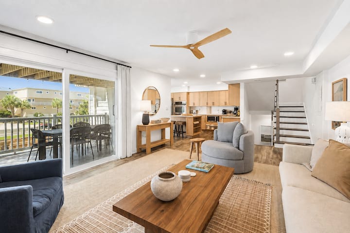 Blue Moon Bungalow. New! Newly Renovated Gulf View - Pensacola Beach, FL