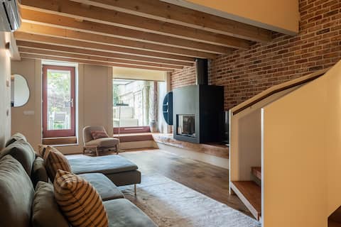 Popular Airbnb listing: Luxury T3 Duplex, Patio, Sauna & Pool in União Das Freguesias De Cedofeita, Santo Ildefonso, Sé, Miragaia, São Nicolau E Vitória