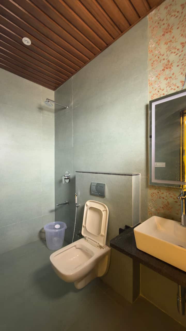 Full bathroom 3 image 1