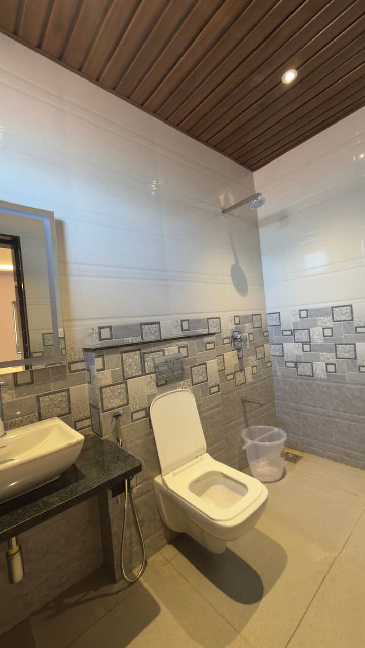 Full bathroom 2 image 1