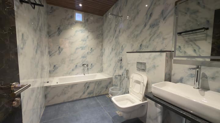 Full bathroom 1 image 1