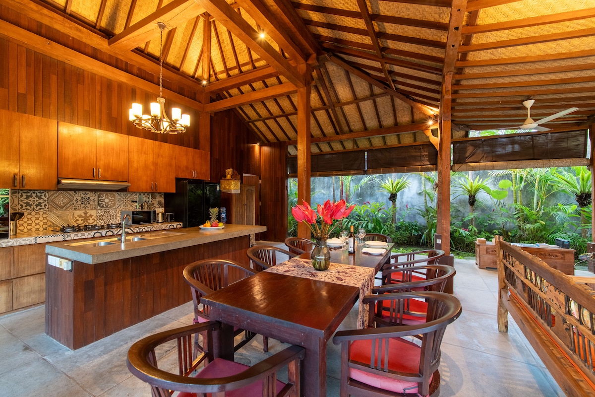 Villa in Ubud · ★New · 2 bedrooms · 2 beds · 2 private baths, порівнянний Airbnb