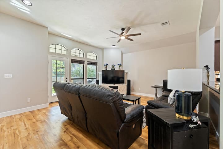 Pine & Porch Hideaway| Forest Views, Gazebo Lounge - Lake Conroe, TX