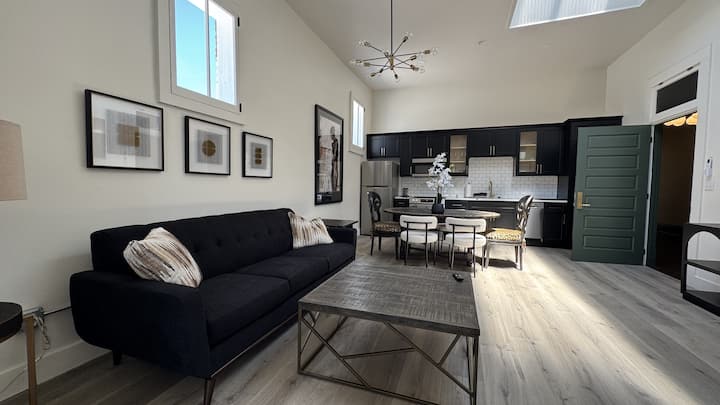 Historic Main St Loft With Skylights & Office - Ardmore, OK