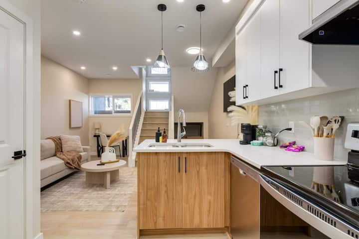 "Dune"2 Bdrm Lower Townhome Mins From Dt & Ctrain! - Canada