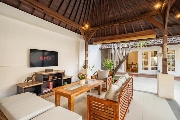 Family Villa 300m2 With Private Pool, Toys And Bbq - Seminyak