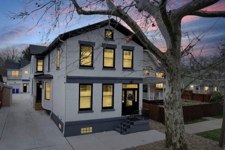 Private Hot Tub | 2-home Retreat | Sleeps 16 - Cleveland, OH