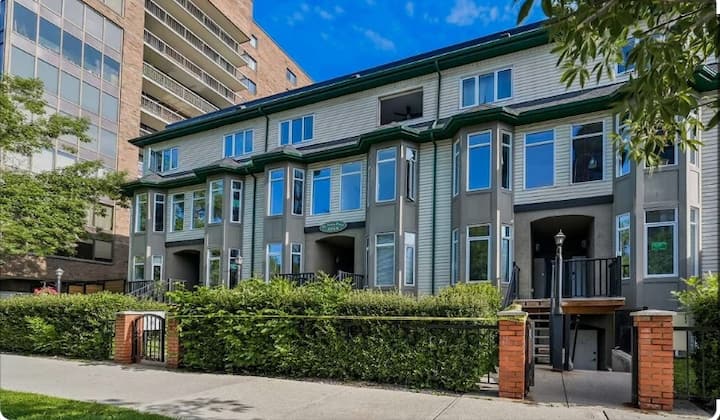 Beltline Townhouse - Charming Bedroom W/ Den Suite - Calgary