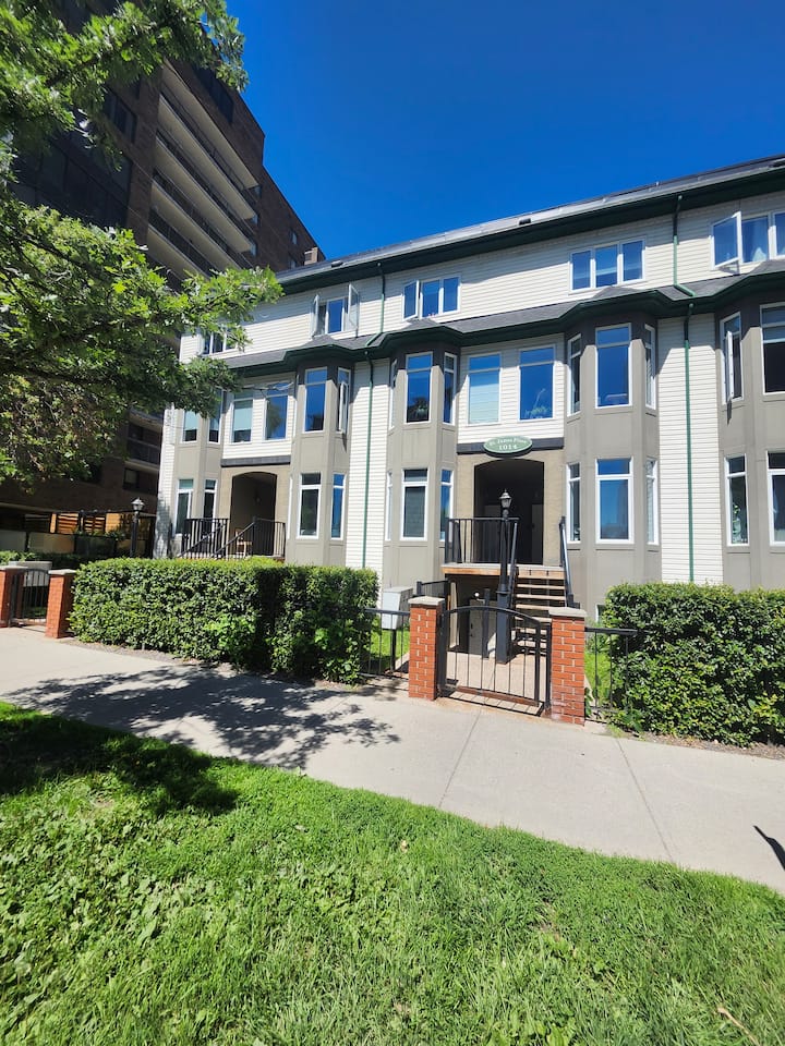 Beltline Townhouse - Charming Bedroom W/ Den Suite - Calgary