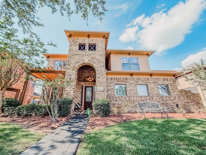 6 Bed/4 Bath Gorgeous Home In Sugar Land - Sugar Land, TX