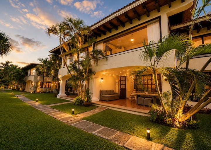 Casa Cascada En La Zona Alado De La Playa Ballenas - Cancún