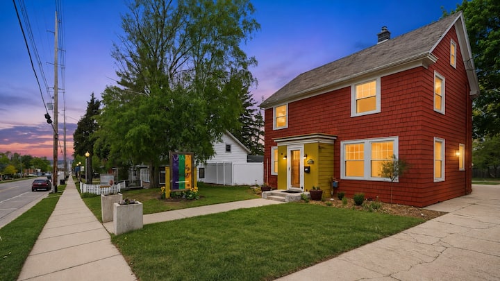 Walk To Downtown Sturgeon Bay! Large Home + Yard - Sturgeon Bay, WI
