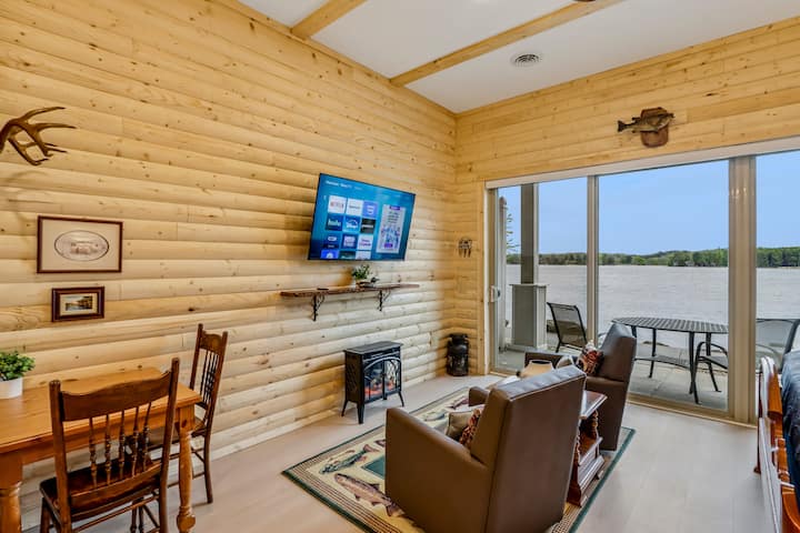 Cabin Condo - Luxury Beachfront At Delton Grand - Wisconsin Dells, WI