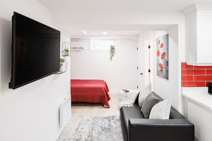 Red Passion Studio: Downtown Charlottetown Gem - Charlottetown