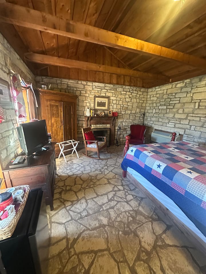 The Rose Mansion - Houston Room In Austin Cottage - Salado, TX