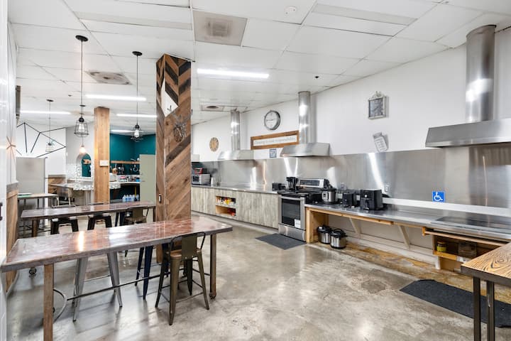 Large Full Bed Studio W/shower Only - San Diego, CA