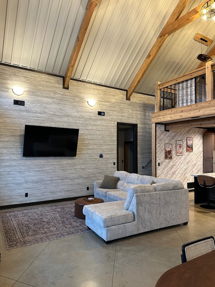 Lou Lou’s Lodge - Lake Viking, MO