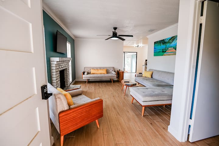 Holloway Haven - An Updated 2 Br With Lake Views! - Lakeland, FL