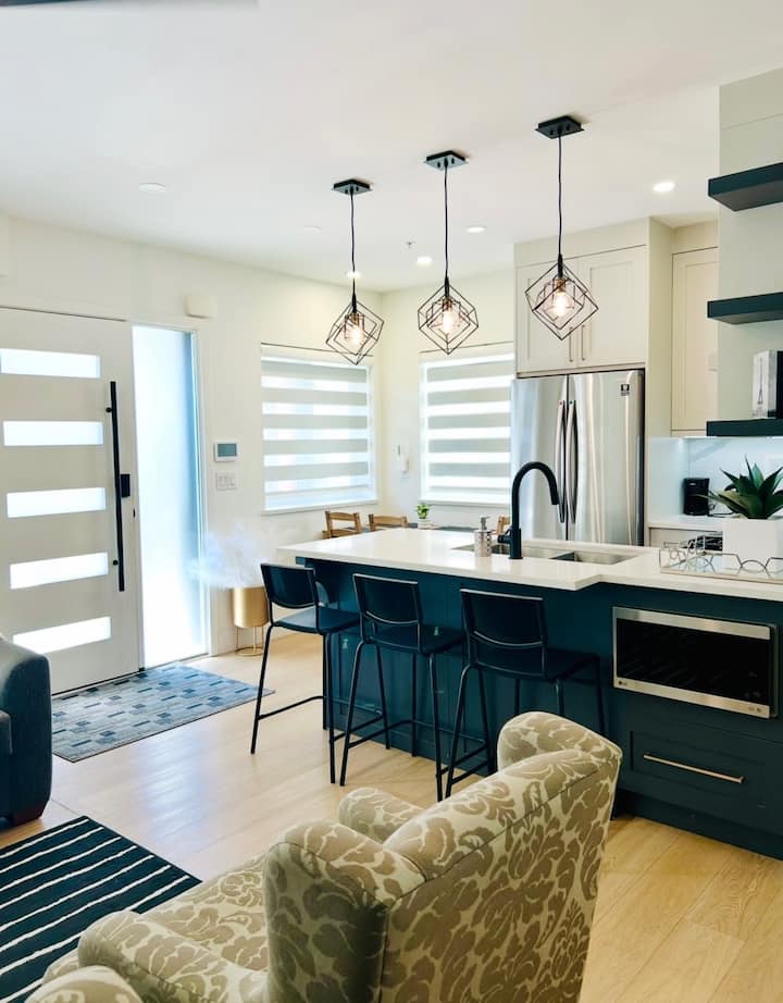 Modern 2bd-2ba Sofa Bed Townhouse Near Airport - Burnaby