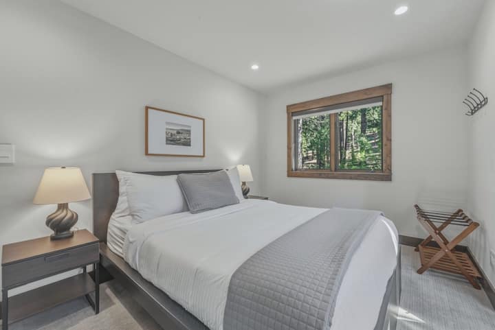 Este dormitorio con cama tamaño queen en el primer piso ofrece un cómodo acceso a un baño completo justo al salir por la puerta. Si bien no tiene armario, está equipada con una cómoda, un portaequipajes y ganchos de pared para colgar la ropa, lo que proporciona mucho espacio para desempacar.