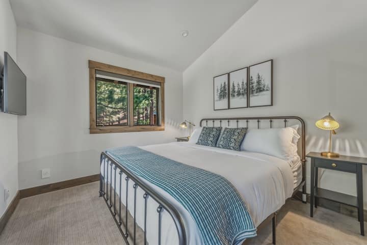 Un segundo dormitorio con cama tamaño king en el segundo nivel con hermosas vistas al bosque y un televisor inteligente. Este dormitorio tiene un baño compartido.