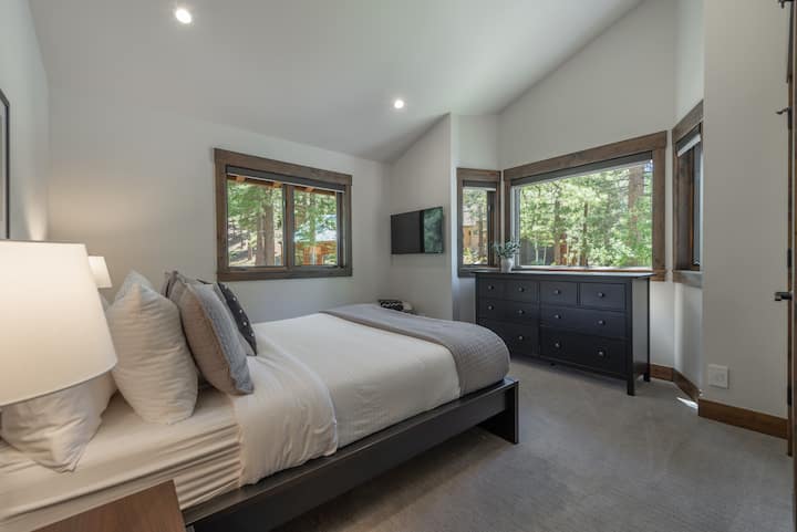 Dormitorio con cama tamaño queen en el segundo piso con Smart TV y baño compartido