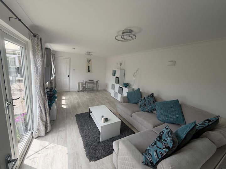 Modern Private Annex With Parking & Garden - Bournemouth