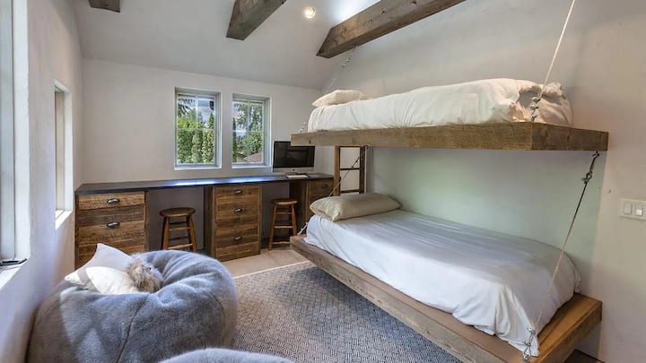 Bedroom 3 upstairs main house: Twin bunk room with Saatva organic mattresses and 100% cotton linens; built in desk area, cozy bean bags and beautiful view of the landscaped property.