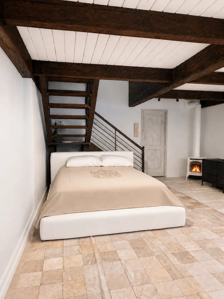 Cabin (open-concept boutique design) * Lower level: Open-plan space with Queen bed, propane fireplace, full chef's kitchen, seating area, and private bath with river rock shower