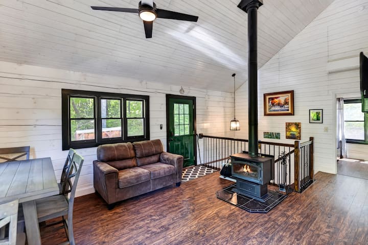 Cozy Cabin + Bunks + Firepit • Brevard + Falls - Sapphire, NC
