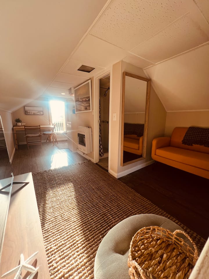 Cozy Attic Escape Steps From The Beach - Toms River, NJ