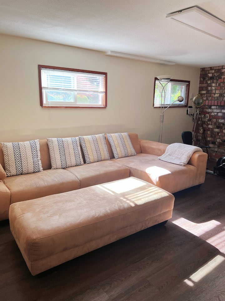The Cozy Corner - 2bed & 1bath - New Westminster