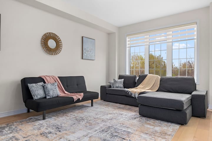 Aqua Manor: Modern Home 9b/3.5b Including Basement - Pickering