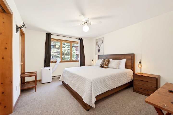Walkable Stone Ridge Townhouse, Village & Holimont - Ellicottville, NY