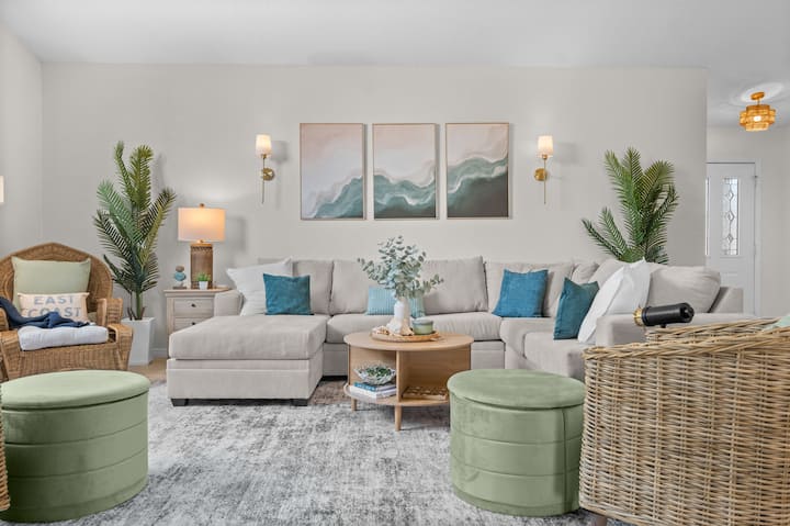 Salon lumineux à aire ouverte conçu pour les rassemblements et la détente. Profitez de sièges confortables, d'un décor d'inspiration côtière et d'une télévision intelligente de 70 po. 

Le canapé-lit grand format offre un espace de couchage supplémentaire, idéal pour les familles ou les grands groupes.