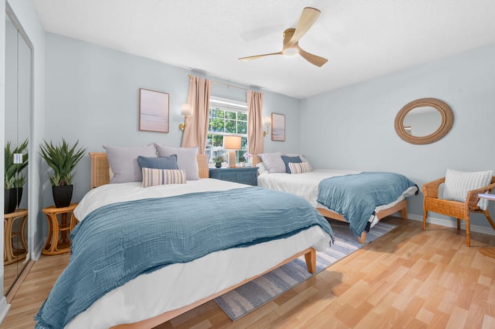 Chambre confortable avec deux lits queen size, des draps doux et beaucoup d'espace pour les familles ou les groupes. Conçue pour favoriser les relations, elle offre un cadre chaleureux et reposant après une journée de voyage ou d'exploration de la région.